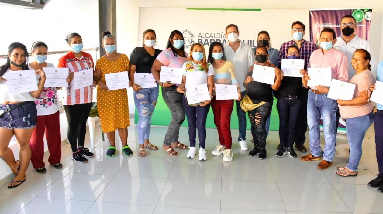 El grupo de cocineras con sus certificaciones.