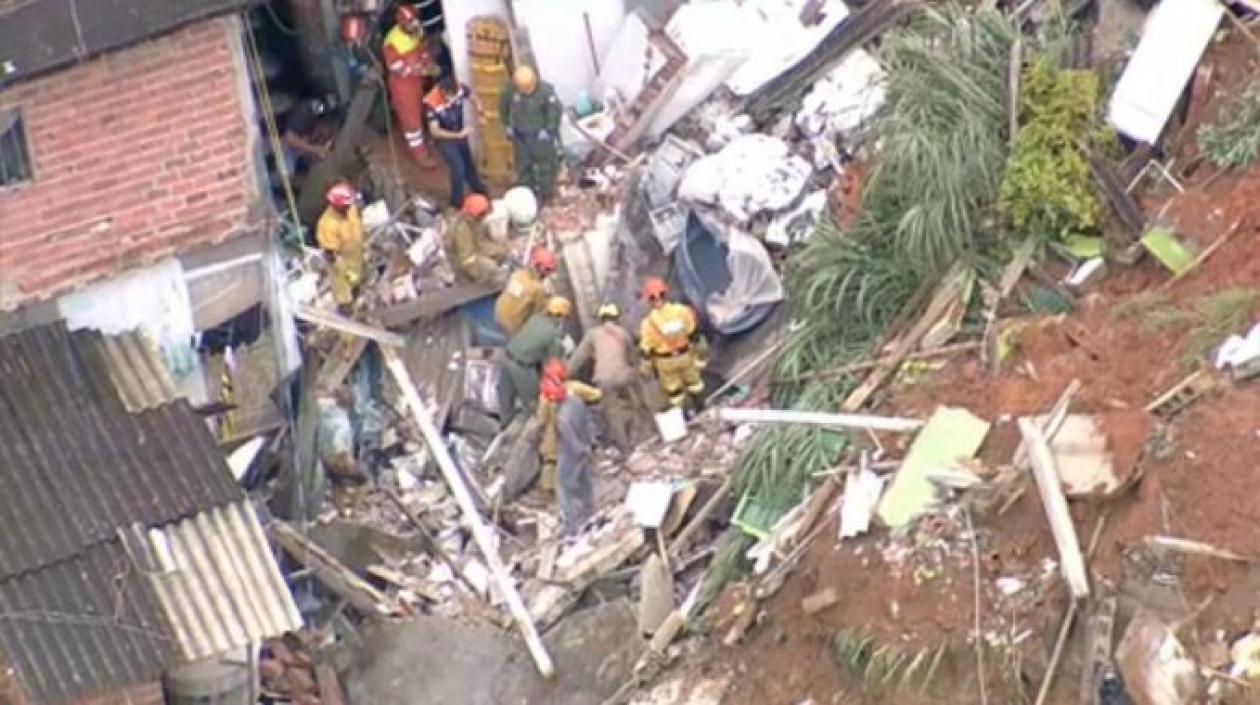 Equipos de defensa civil y bomberos siguen trabajando para localizar al menos cuatro desaparecidos.