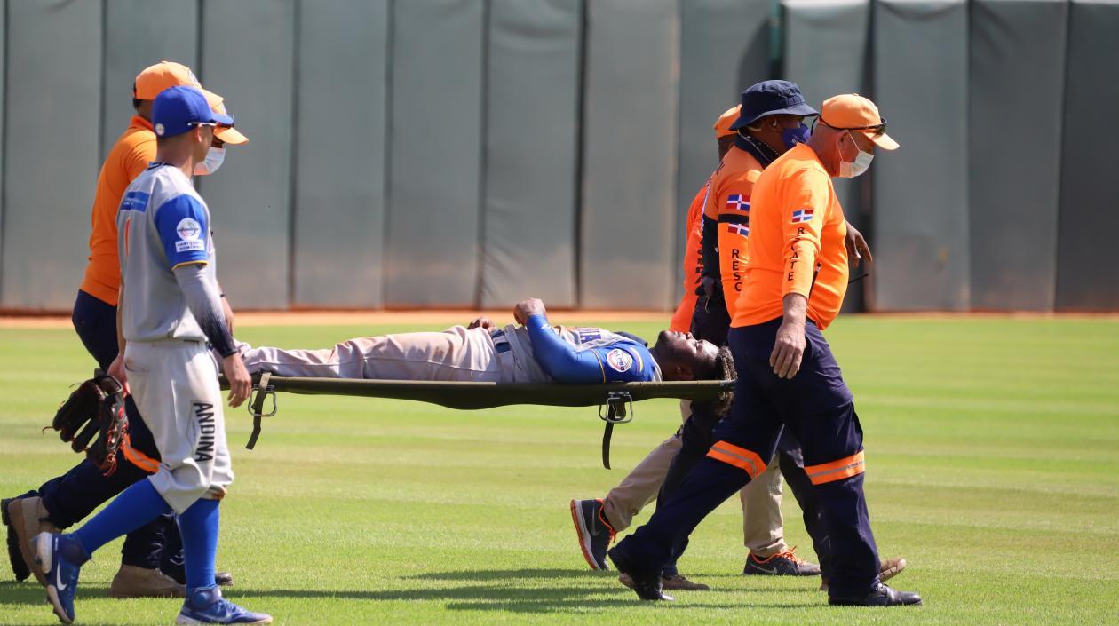 Dilson Herrera se retira golpeado del juego. 