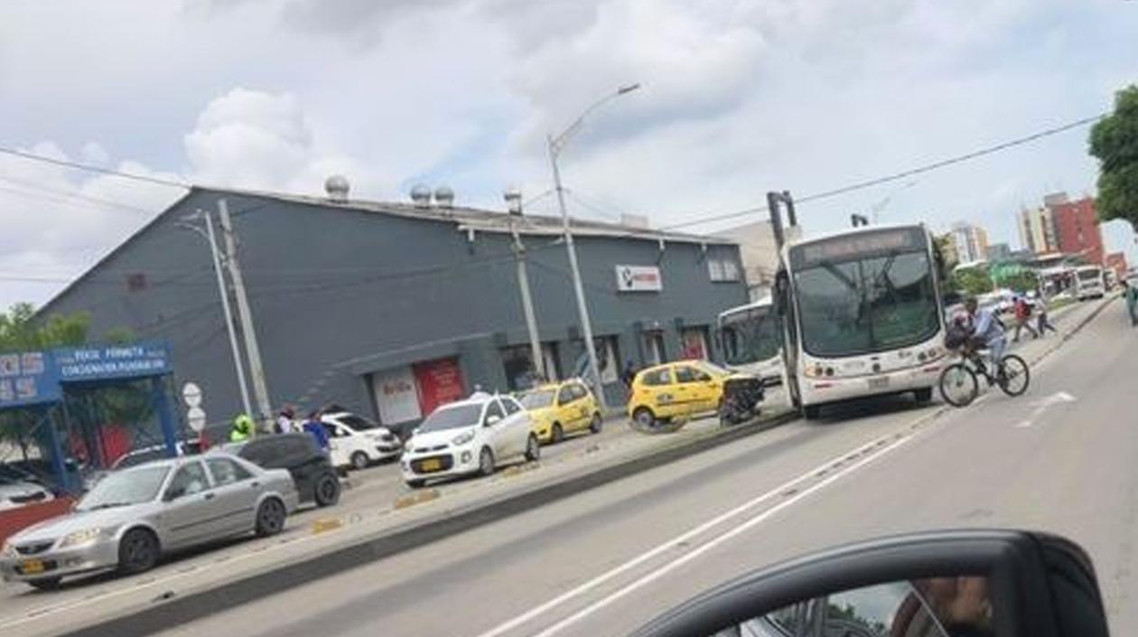 Accidente entre bus de articulado y un taxi en la calle Murillo. 