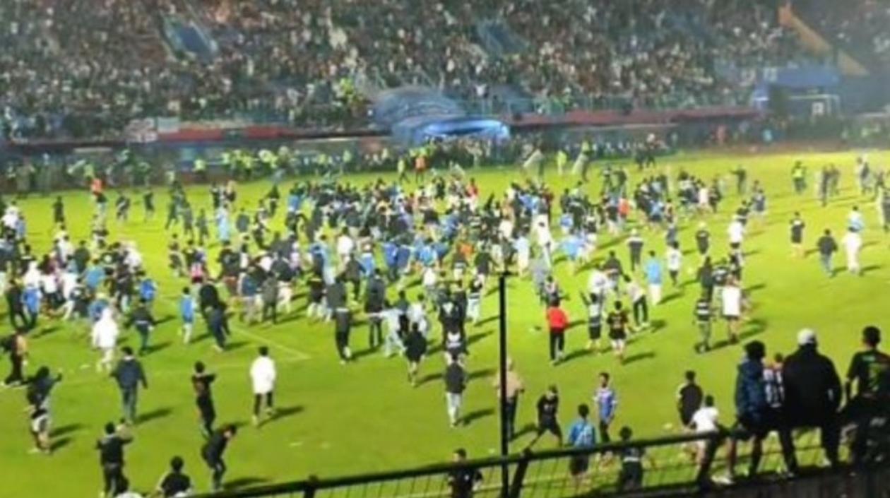 Ingreso de aficionados al terreno.