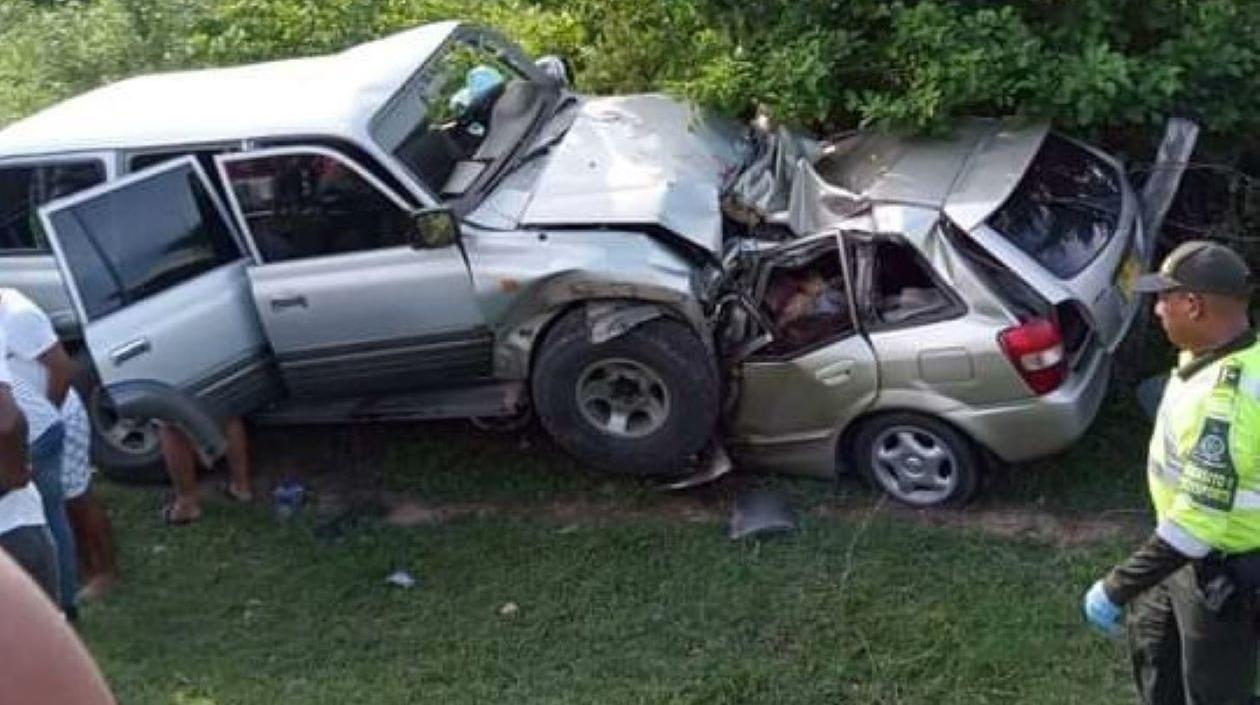 Impresionante colisión de los dos vehículos.