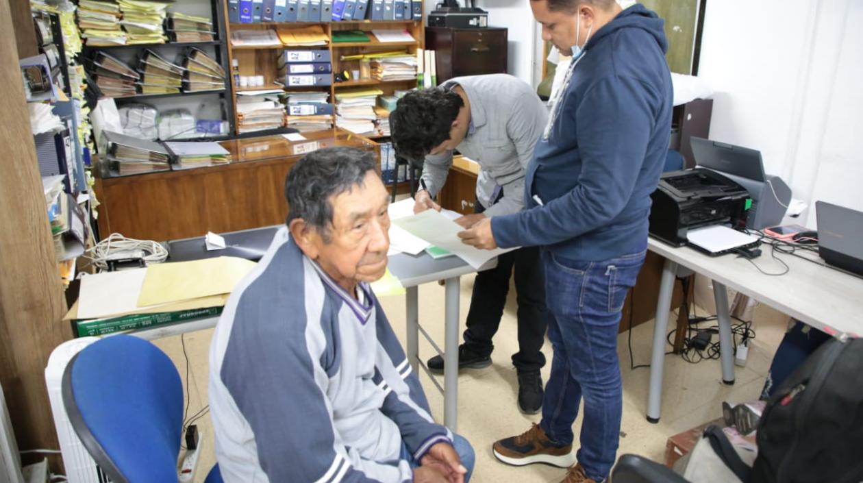 El adulto mayor mientras los funcionarios adelantan los trámites. 