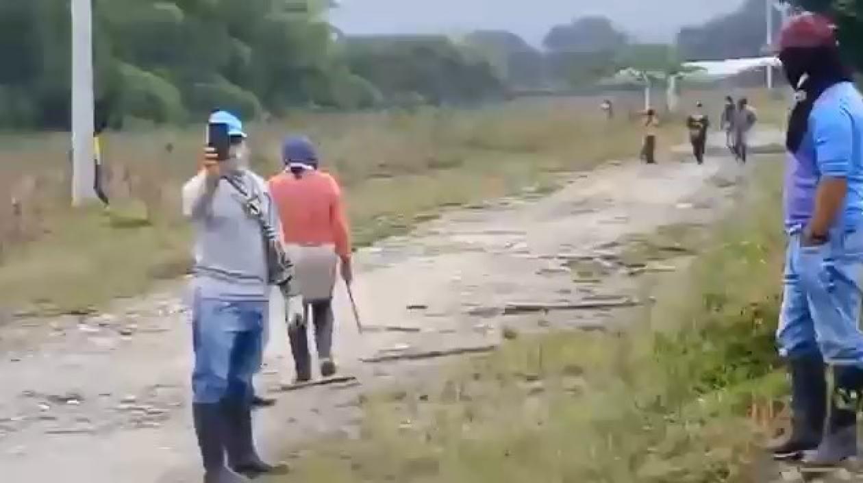 Indígenas realizando la ocupación.  