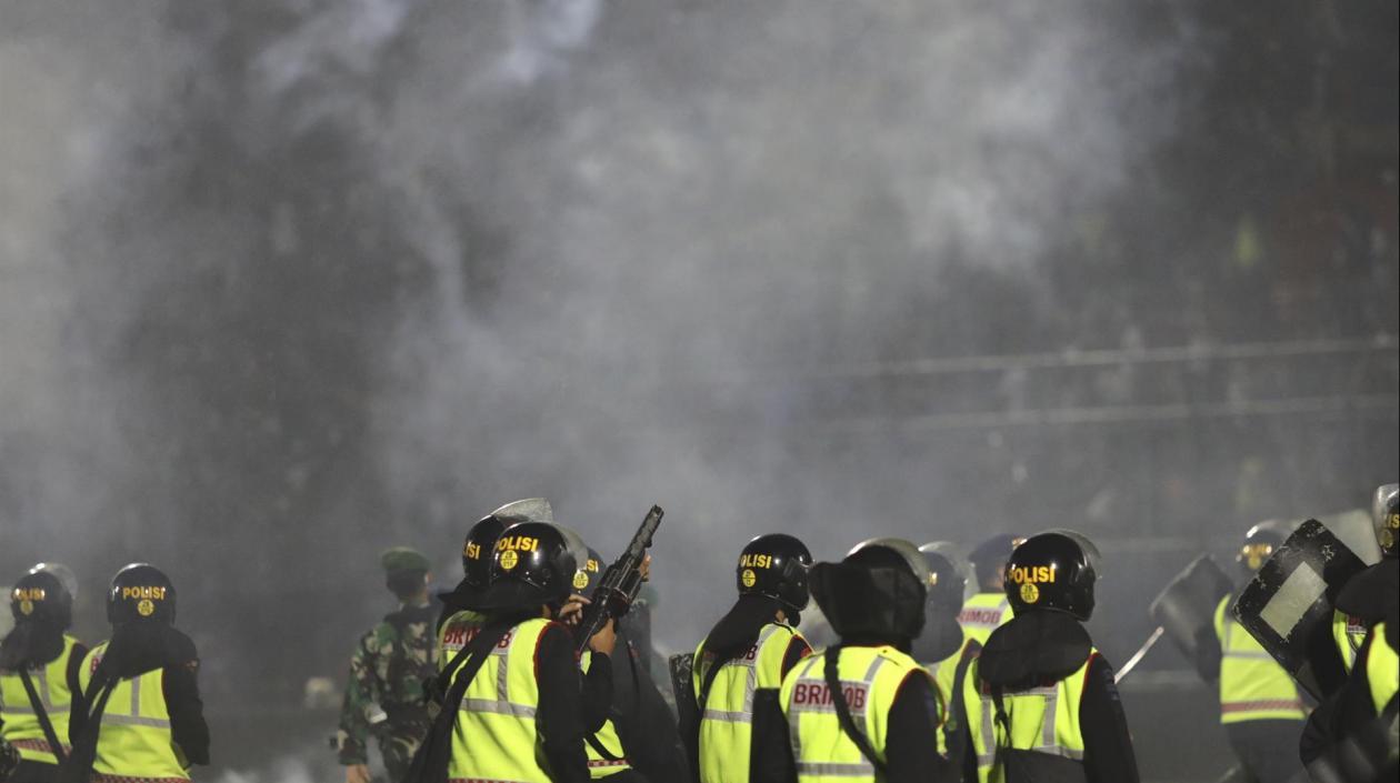 Una espesa nube negra al fondo del estadio Kanjuruhan en Indonesia.