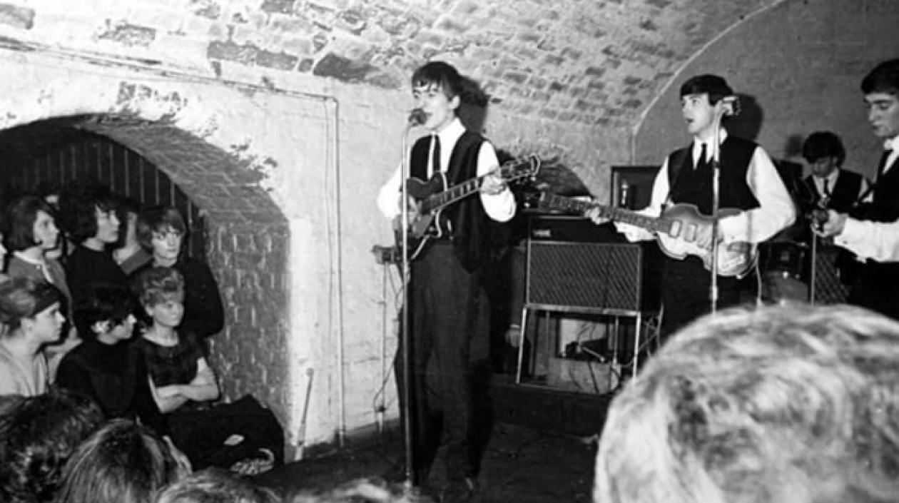 The Beatles tocando en el club The Cavern.