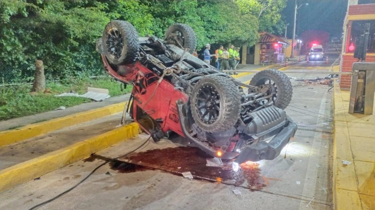 Vehículo que chocó contra caseta en el peaje Los Papiros