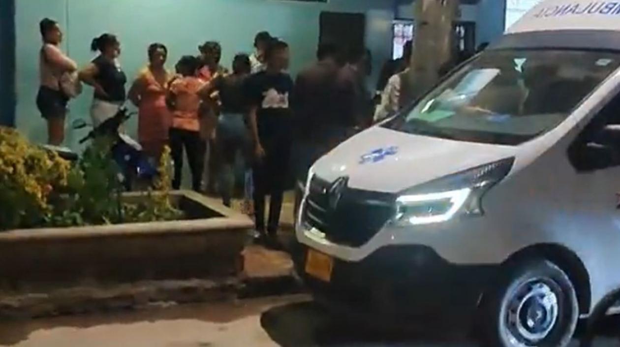 Una de las víctimas es atendida en un centro asistencial.