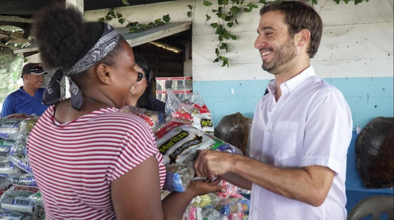 El Gerente de Desarrollo Social, Alfredo Carbonell, entregando ayudas humanitarias.