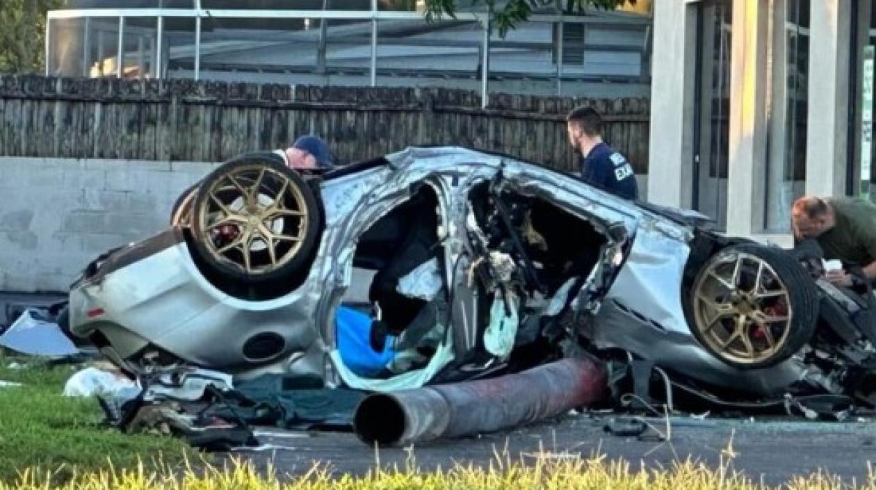 Así quedó el auto deportivo que tres adolescentes robaron y en el que se estrellaron.