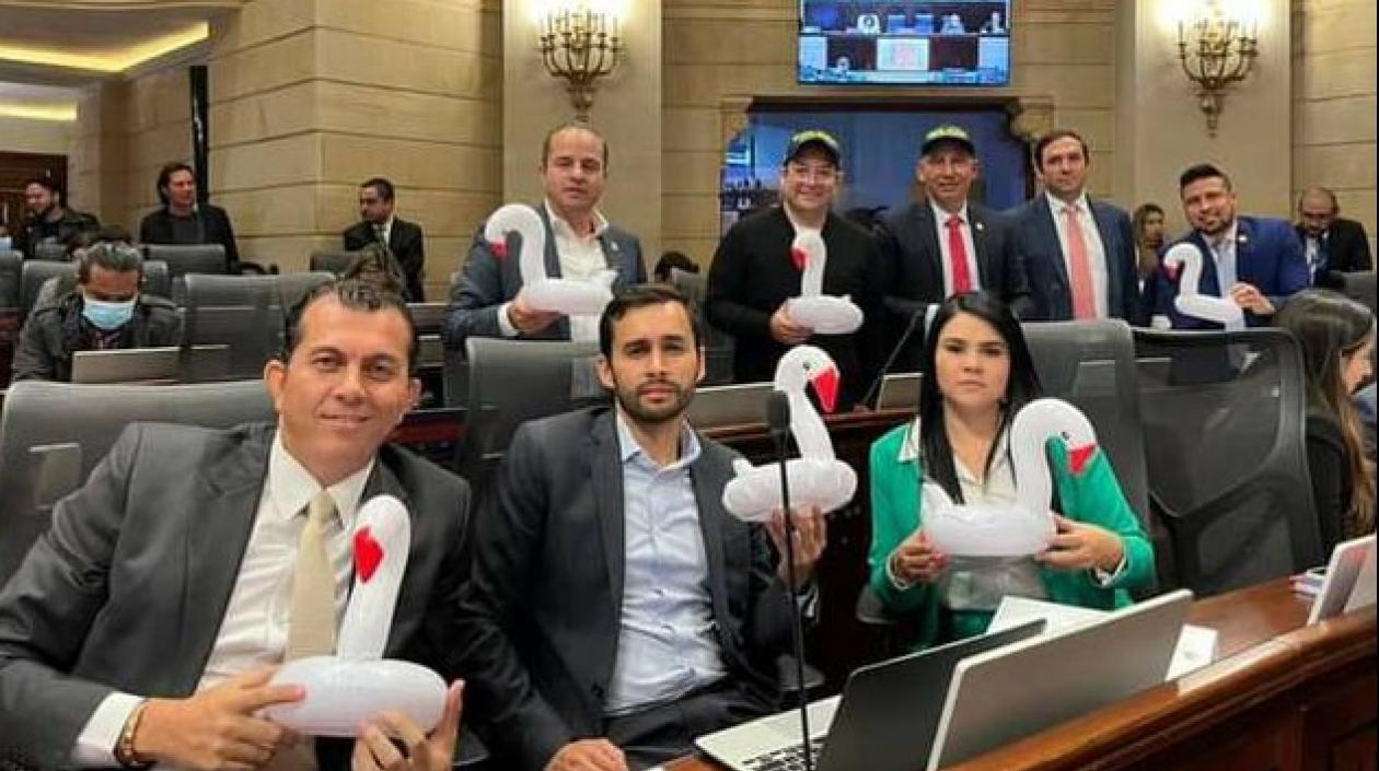 Algunos congresistas del Centro Democrático enseñan los gansos de plástico