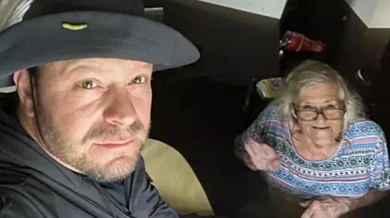 John Lauder junto a su madre.