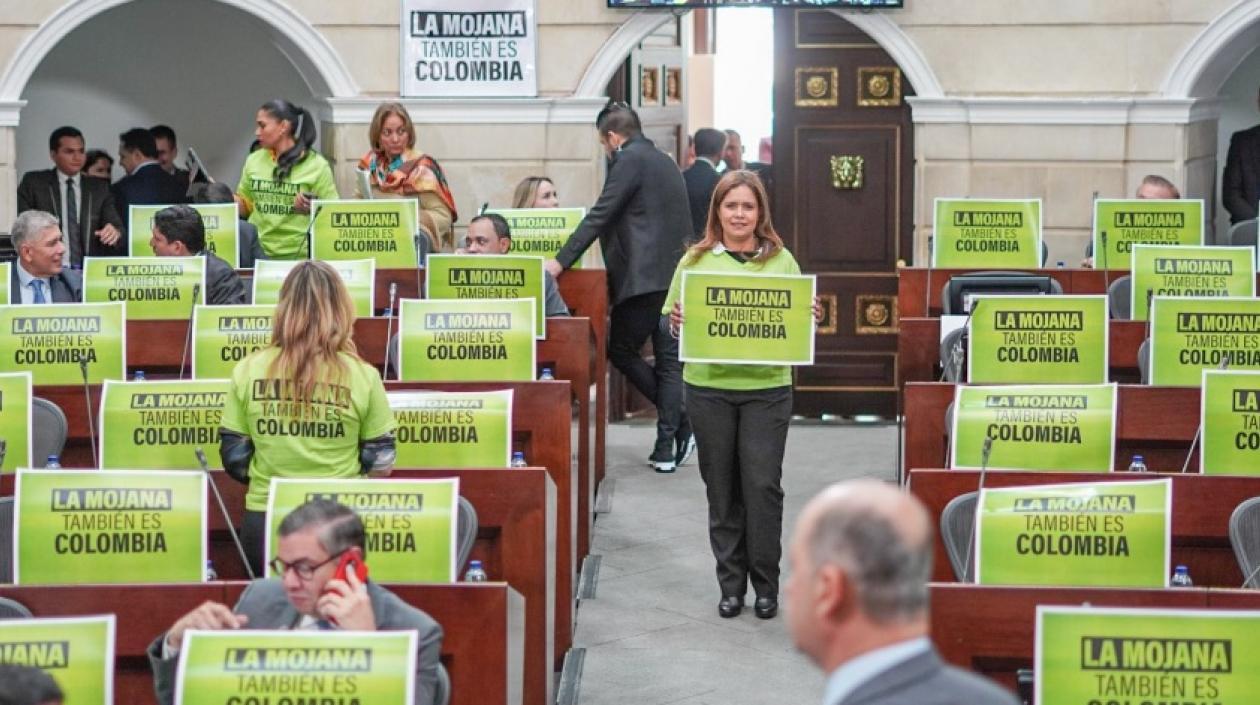 La senadora sucreña Karina Espinosa rodeada de carteles "La Mojana también es Colombia".