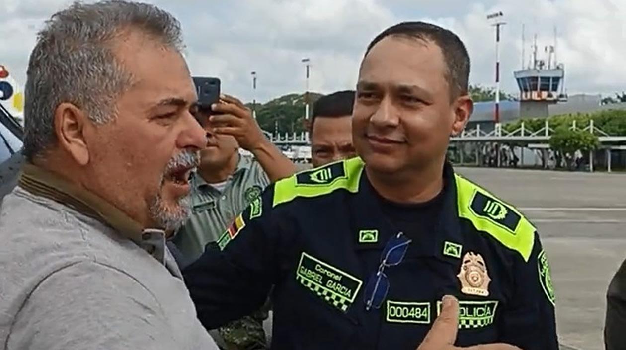 El ganadero Salim Haddad es saludado por el comandante de la Policía, coronel Gabriel García.de Montería, coronel 