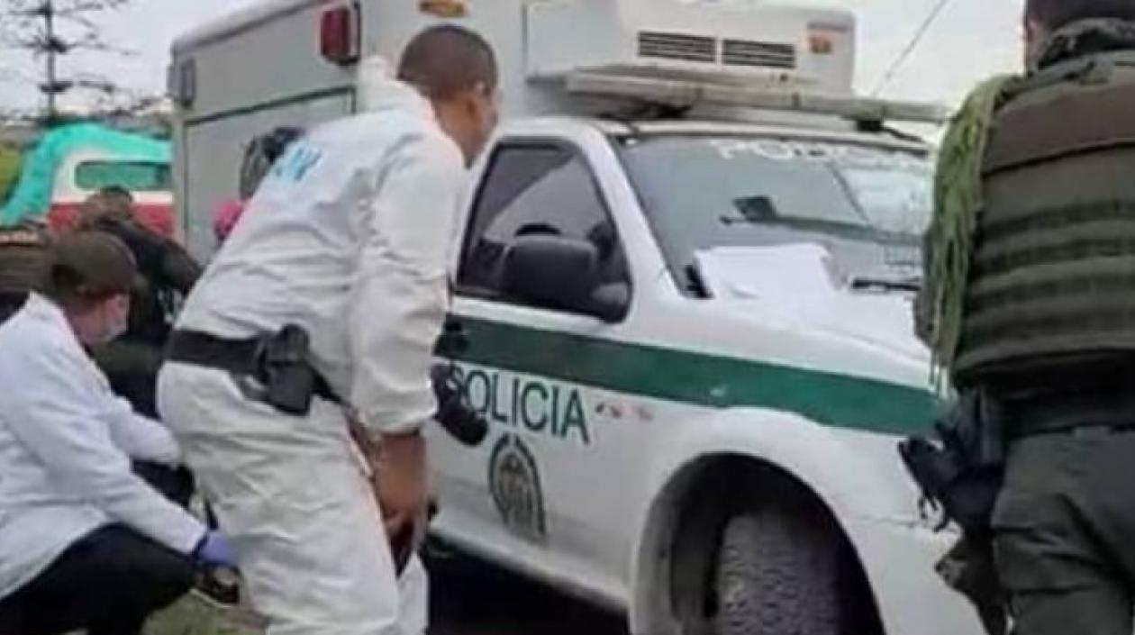 Policías y miembros de criminalística en pleno ataque armado en 'El Hueco'.