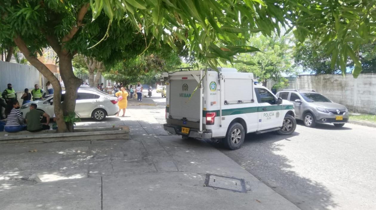 La Sijin de la Policía ingresando un cuerpo a Medicina Legal. 