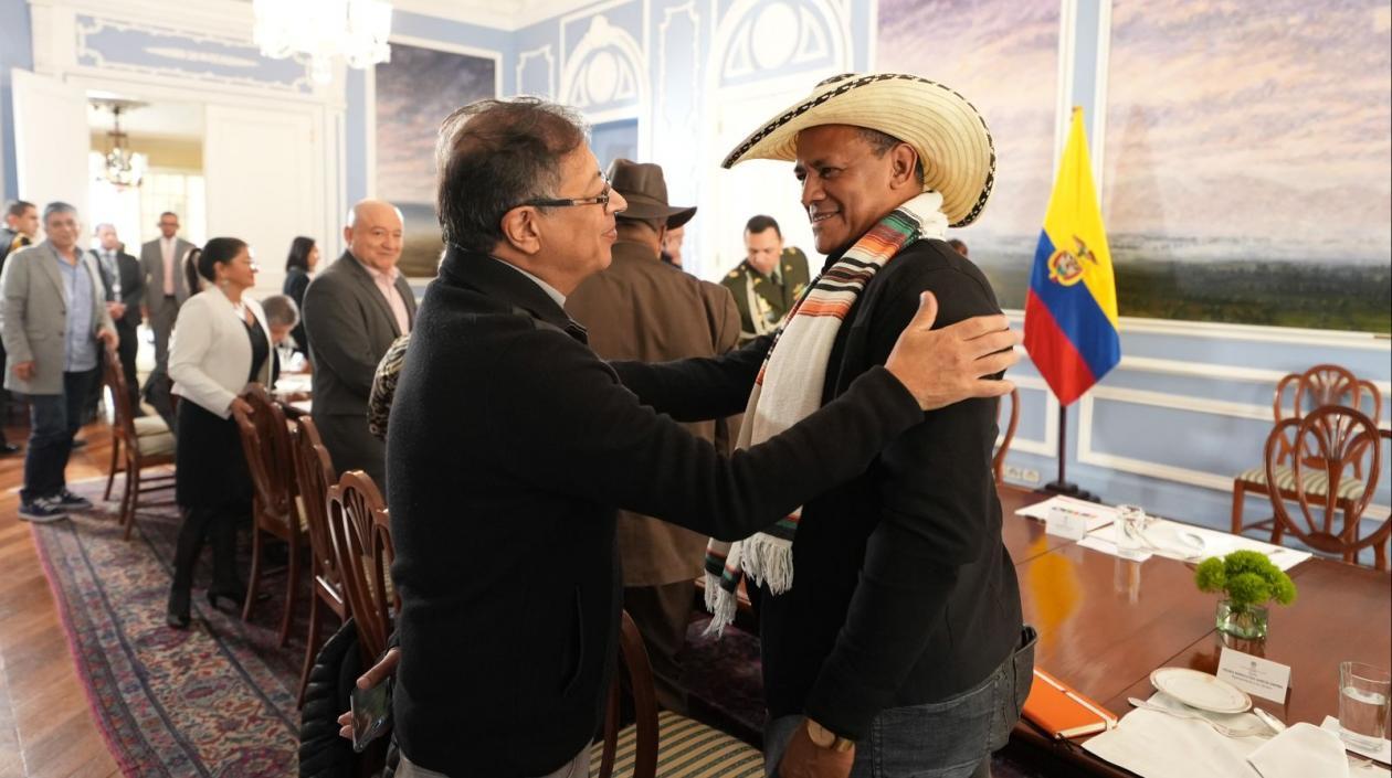 El Presidente Gustavo Petro junto a miembros del partido Comunes.