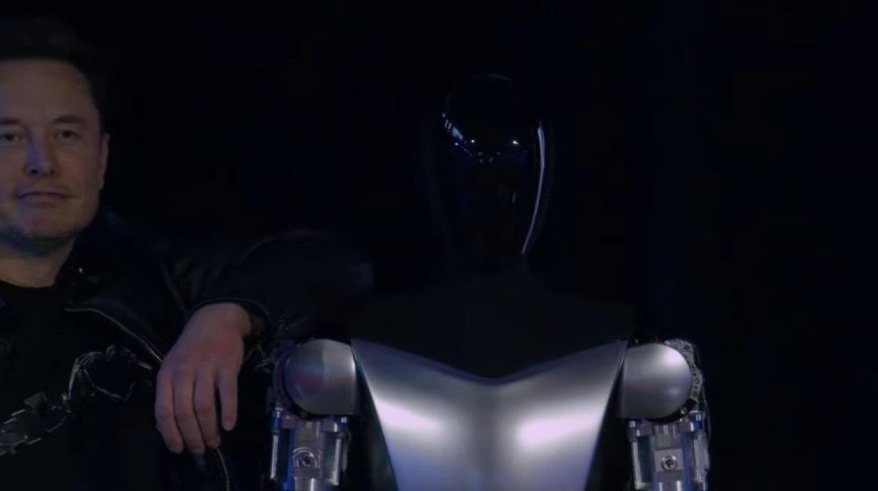  Elon Musk junto al robot.