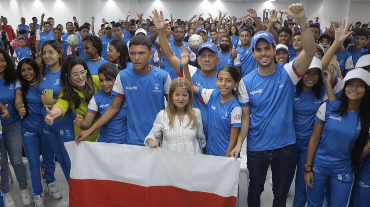 Elsa Noguera abandera a los deportistas. 