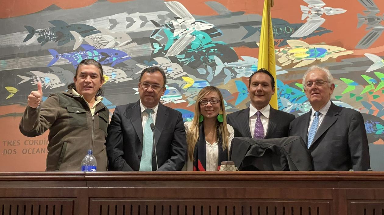 Los Ministros de Hacienda y del Interior en compañía de congresistas.