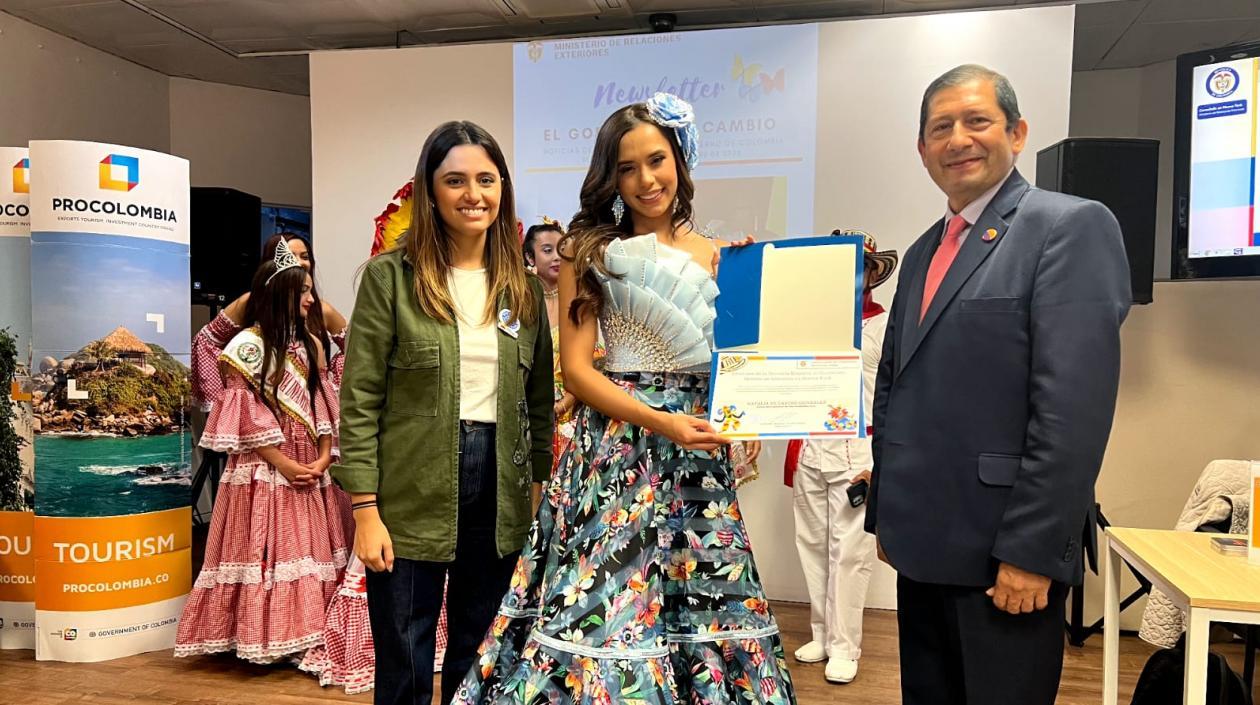 Entrega del reconocimiento a Natalia De Castro.