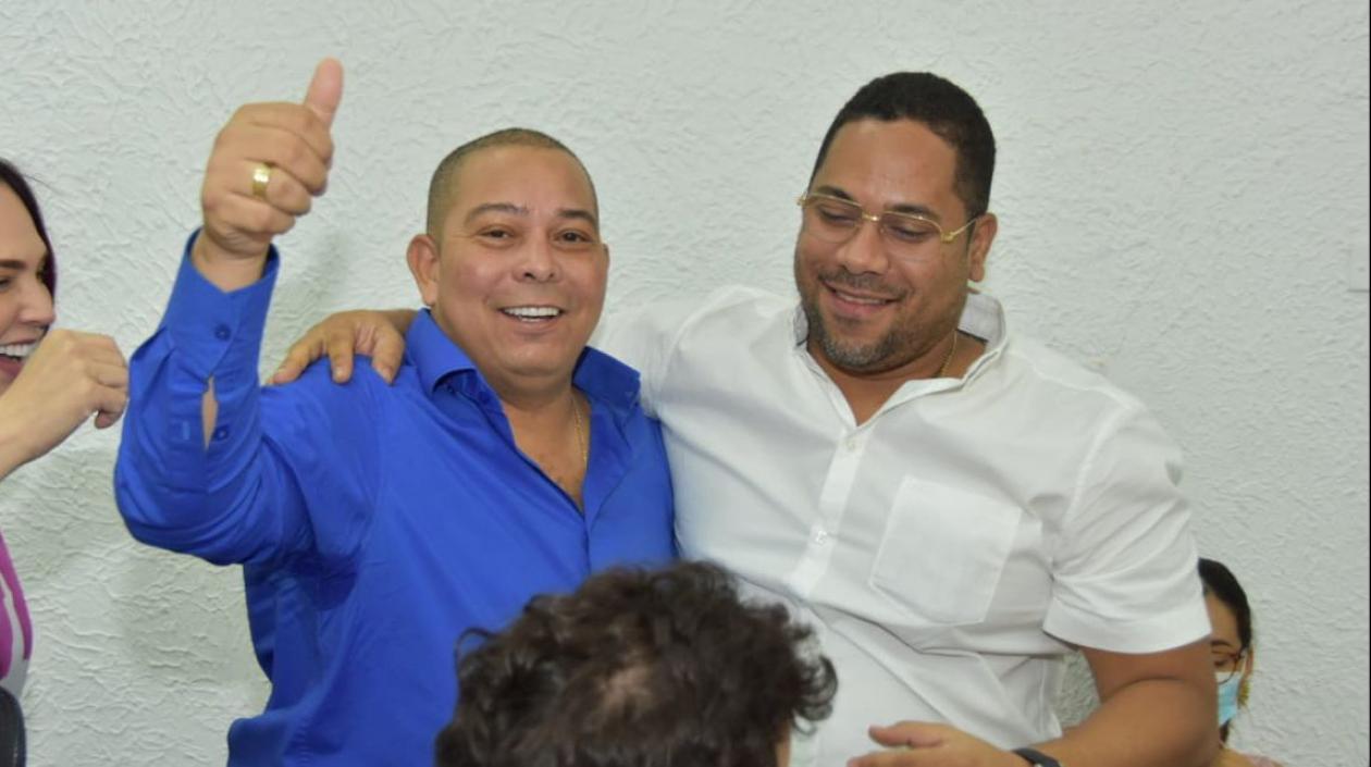 El presidente del Concejo, Juan Carlos Ospino, saluda al nuevo presidente de la mesa directiva, Leyton Barrios.