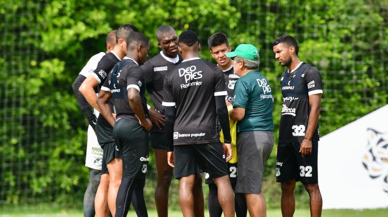 Jorge Luis Pinto en un entrenamiento del Deportivo Cali. 