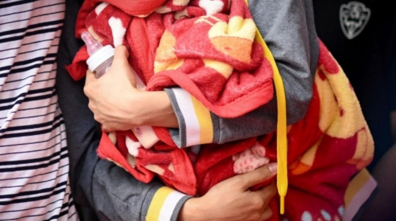 Las madres de los niños fallecidos llevaron mantas y teteros llenos de leche para honrar a sus hijos.