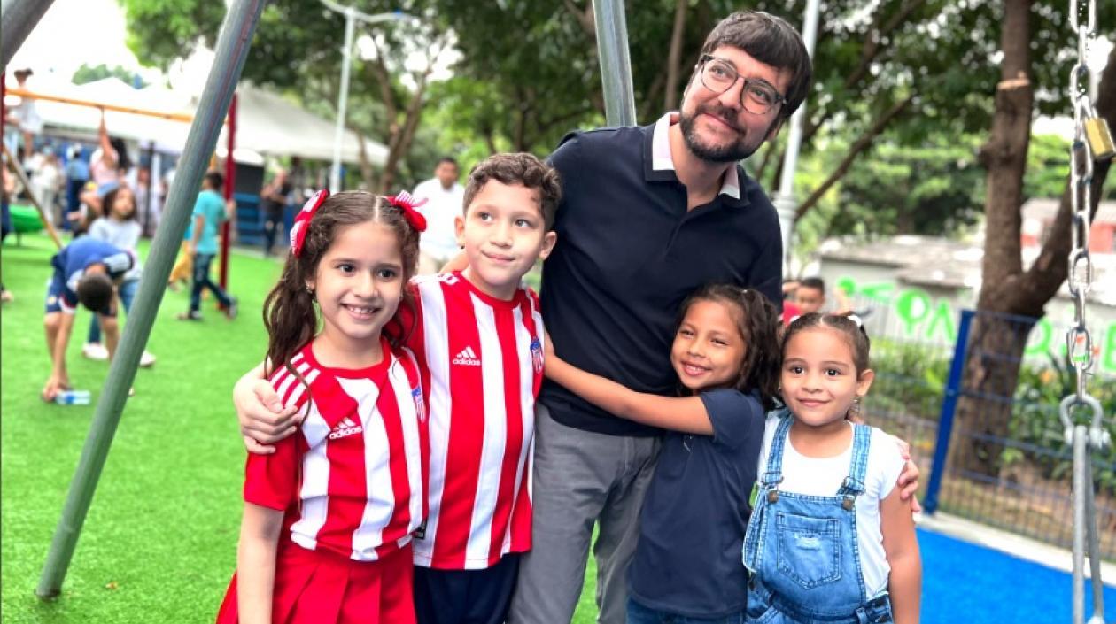 El Alcalde Jaime Pumarejo con niños del sector.