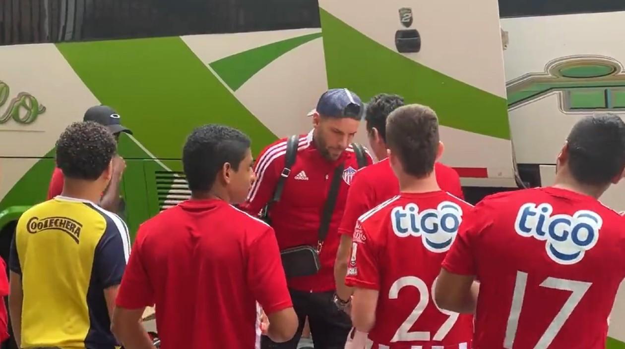 Sebastián Viera firma camisetas y se toma fotos con los hinchas. 