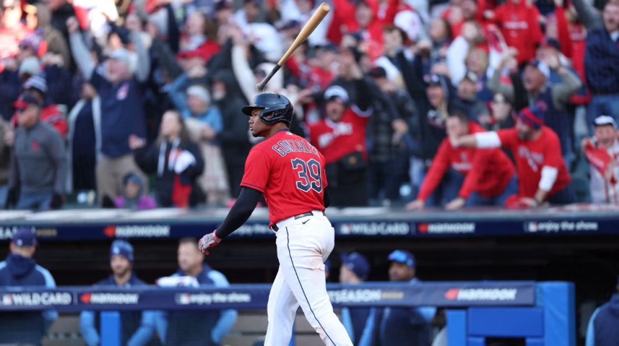 Óscar González tras conectar el jonrón del triunfo. 