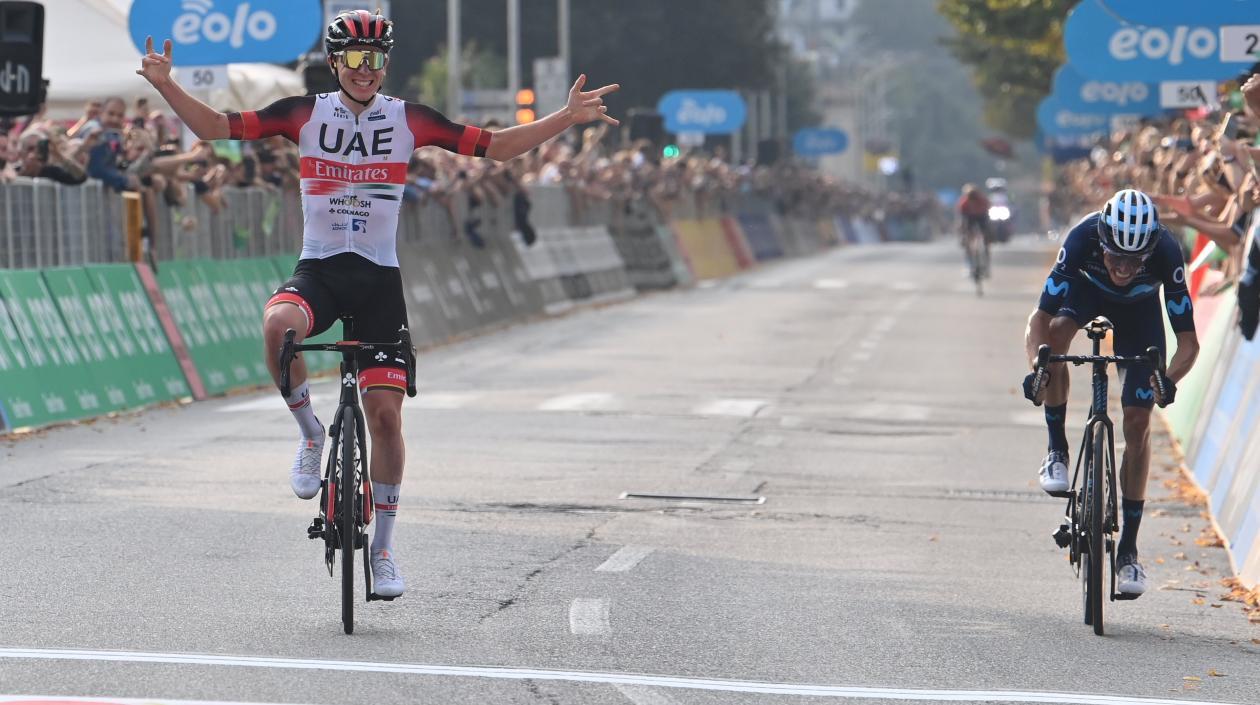 Tadej Pogacar cruza la línea por delante de Enric Mas. 