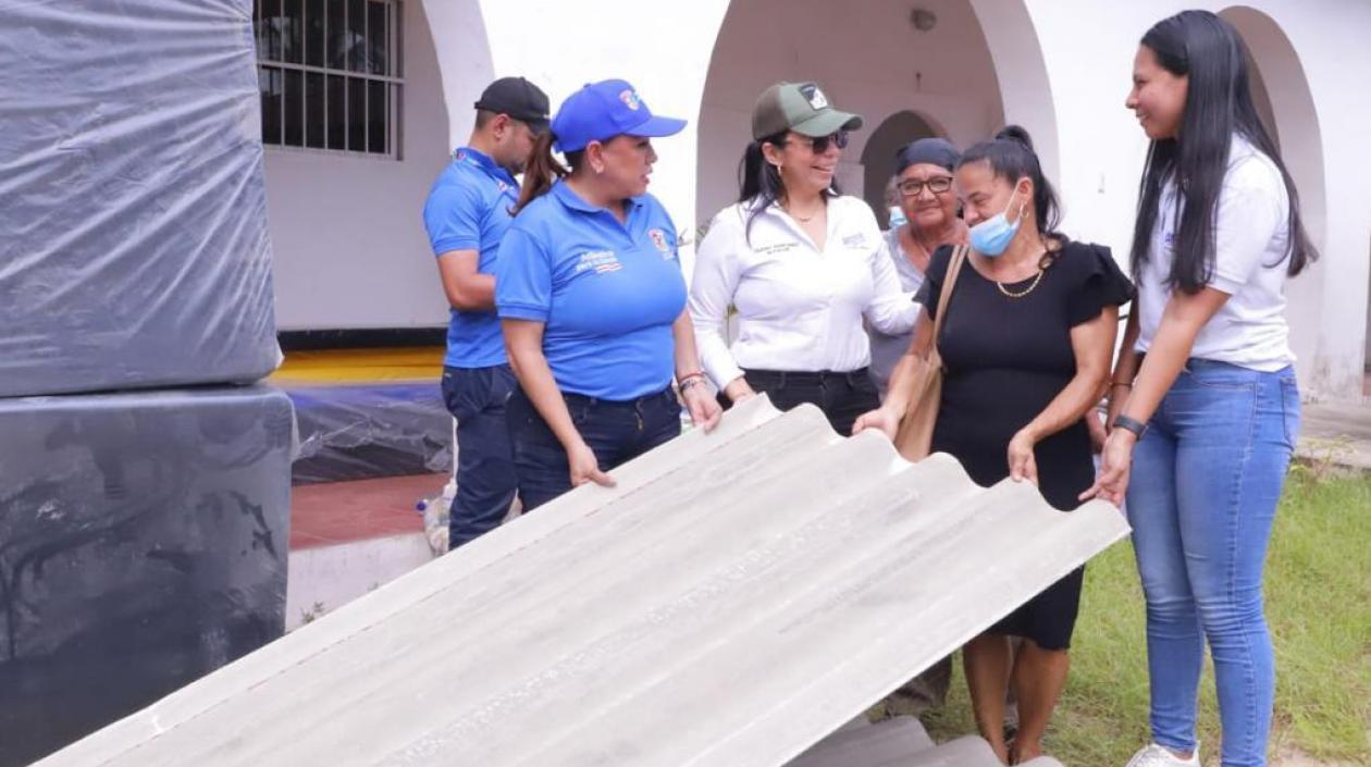 Imagen de la entrega de láminas. 