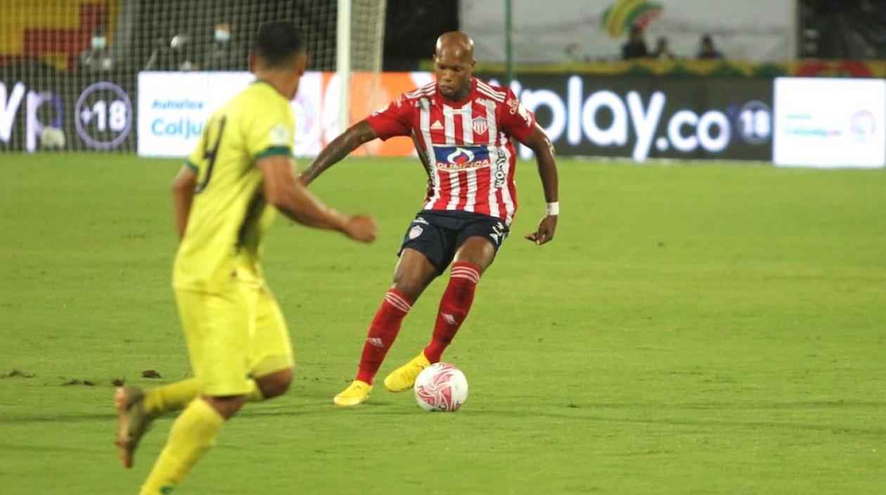 Edwin Velasco iniciando una ofensiva juniorista.