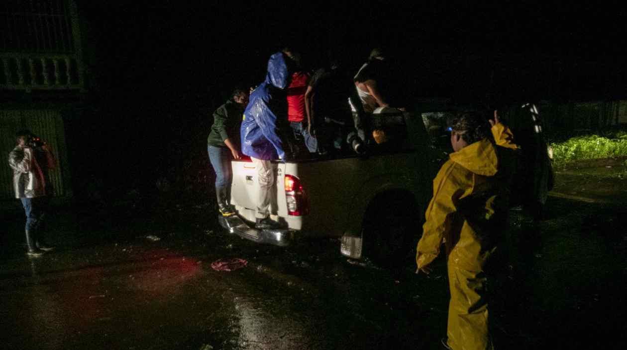 Organismo de socorro haciendo evacuaciones.