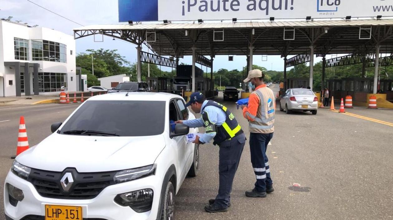 Recomendaciones a un conductor en uno de los peajes.