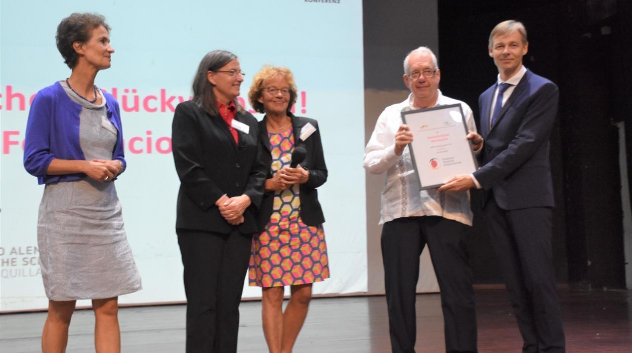 Entrega del reconocimiento. 