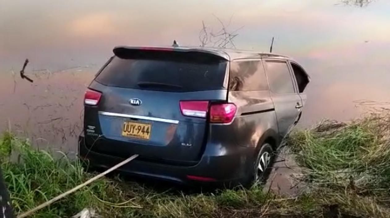 Camioneta hundida en el agua. 