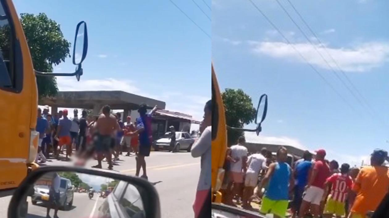 Varias personas auxilian a los heridos para llevarlos a centros asistenciales. 