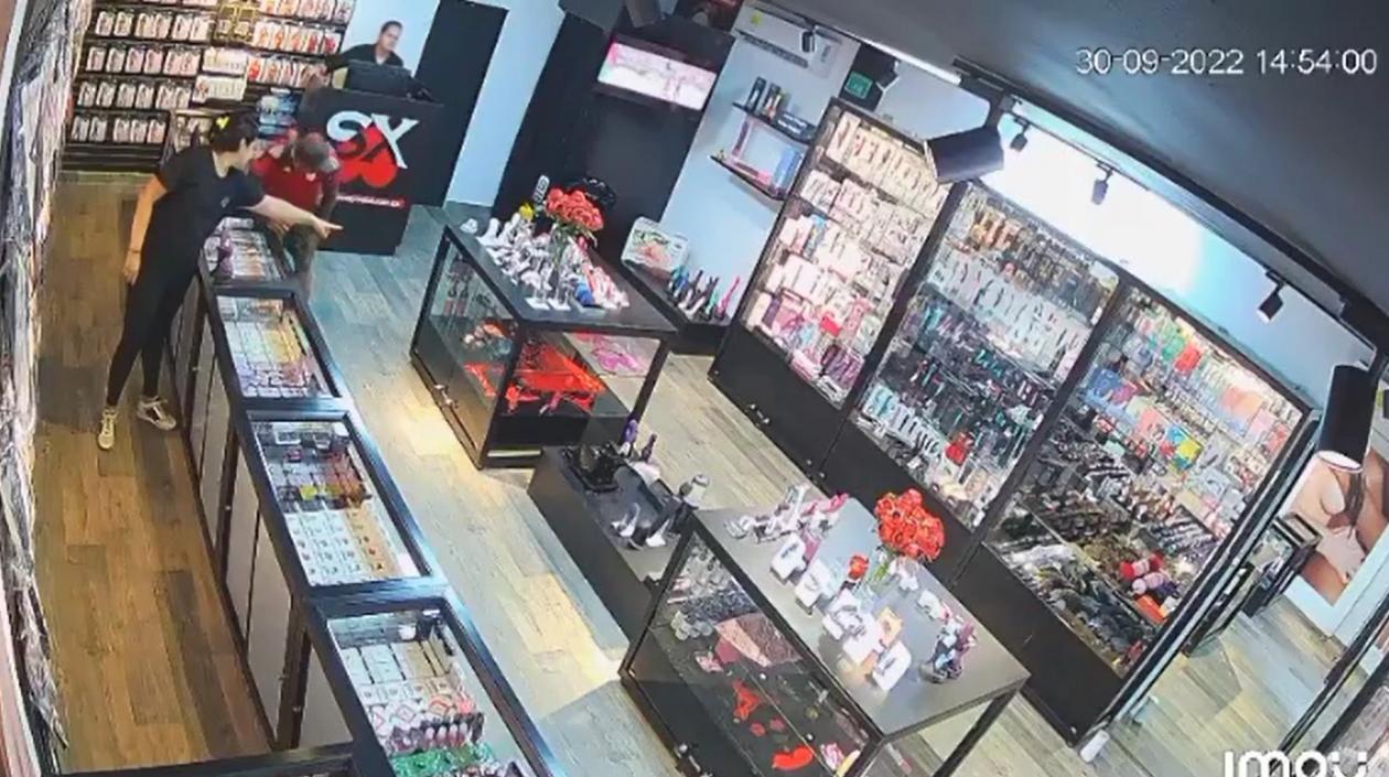 Momentos del antisocial en el local comercial. 