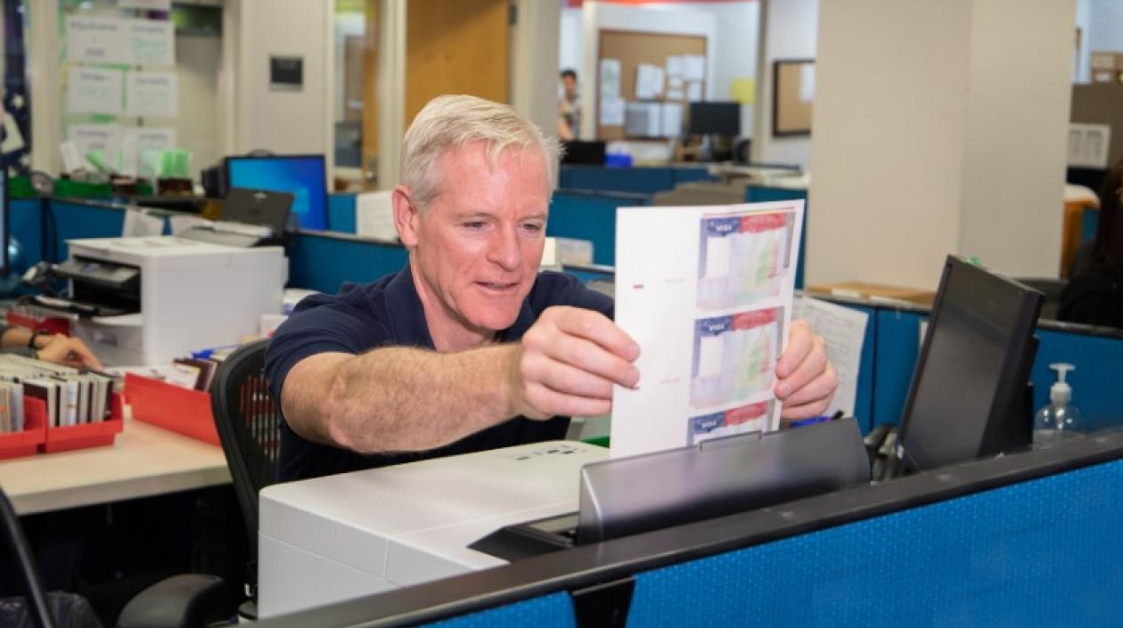 Un funcionario del área de visas de la Embajada de EE.UU. en Bogotá.