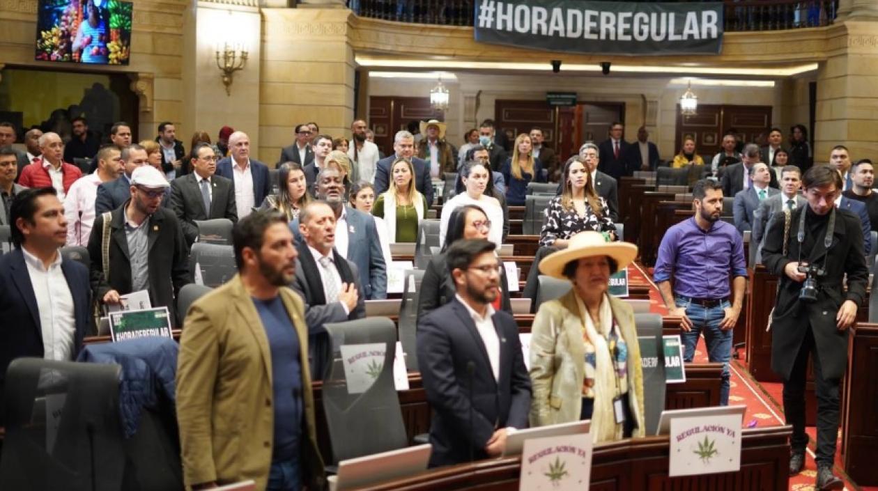 "Hora de regular", fue el mensaje que más se leyó en la plenaria de la Cámara este martes.