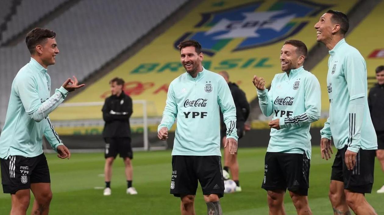 Paulo Dybala conversa con Lionel Messi, 'Papu' Gómez y Ángel Di María. 