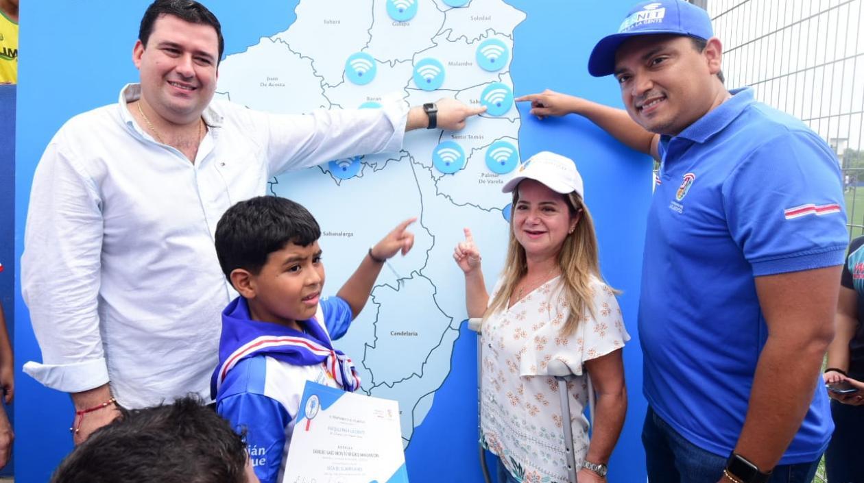 La gobernadora Elsa Noguera enseña el mapa de la conectividad gratis.