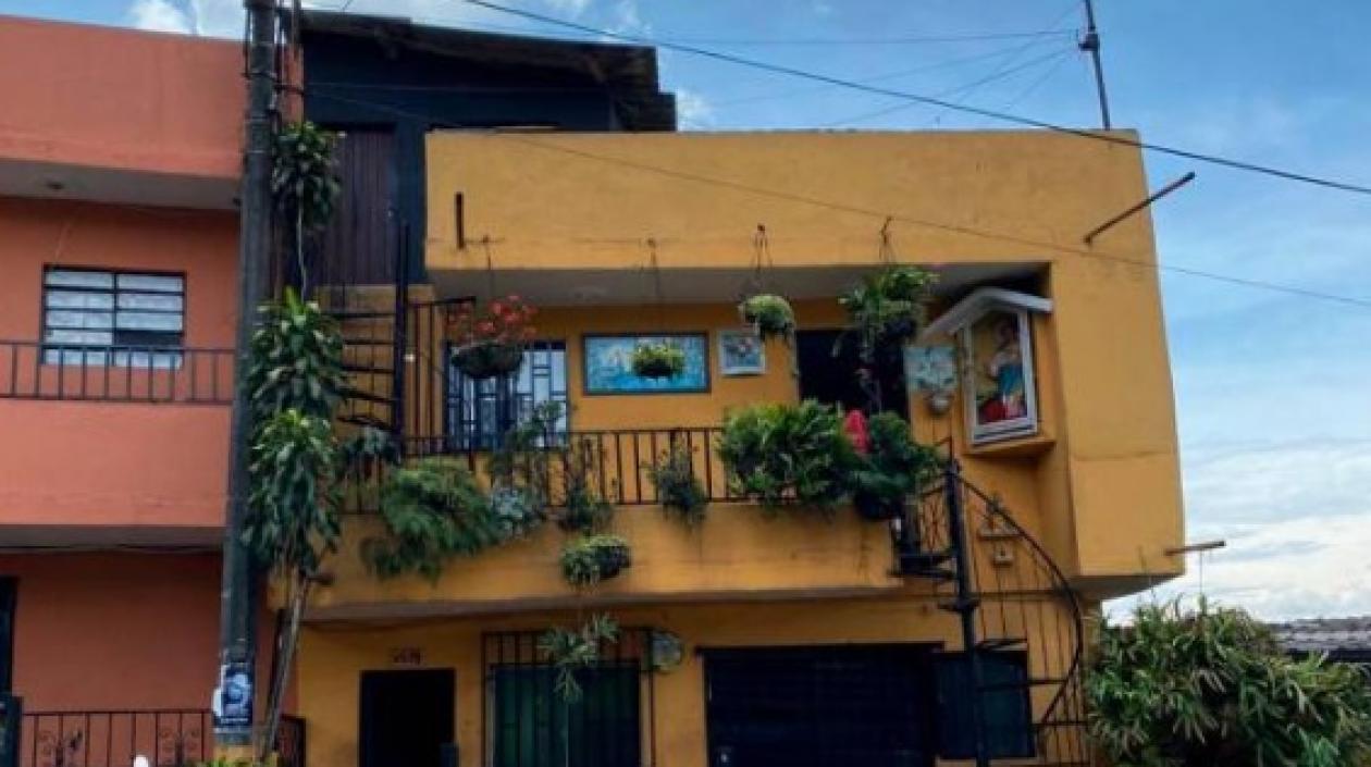 La víctima cayó desde el tercer piso de este inmueble.