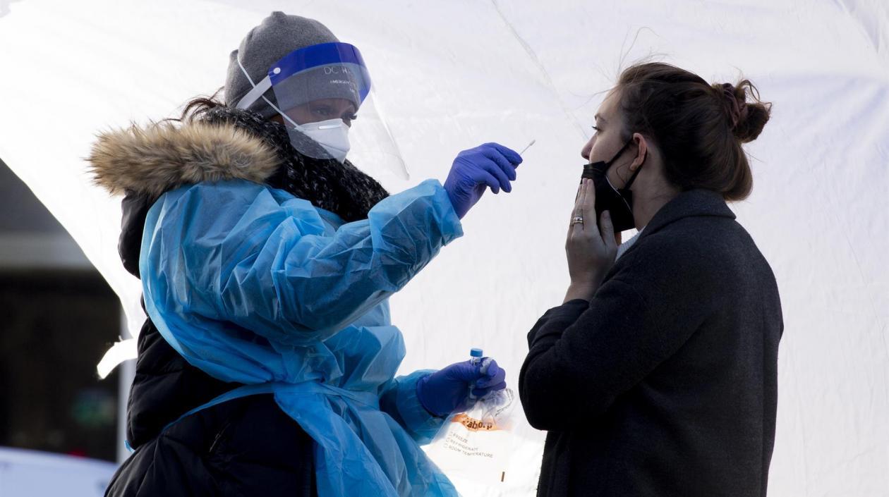 Prueba de Covid en Europa en una imagen de archivo