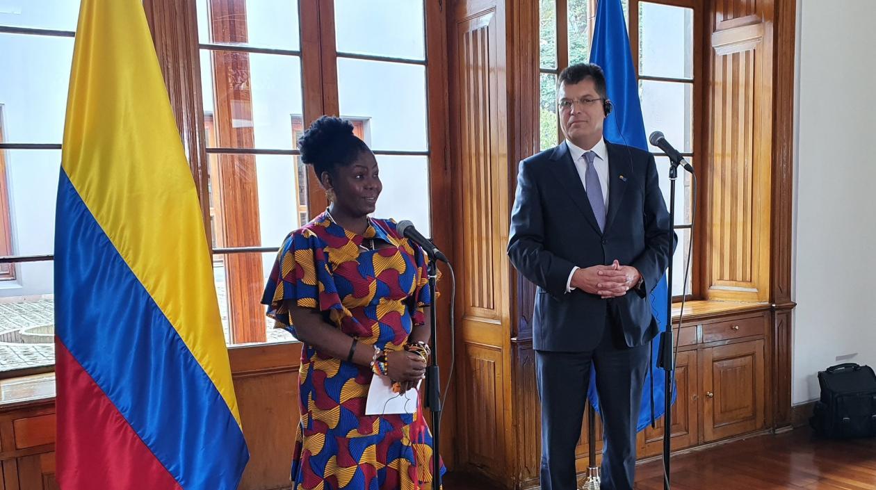 Vicepresidenta Francia Márquez junto a Janez Lenarcic.