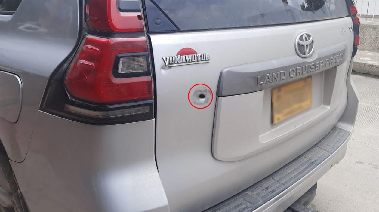 Impacto a bala contra la camioneta en la que se movilizaba el excongresista. 