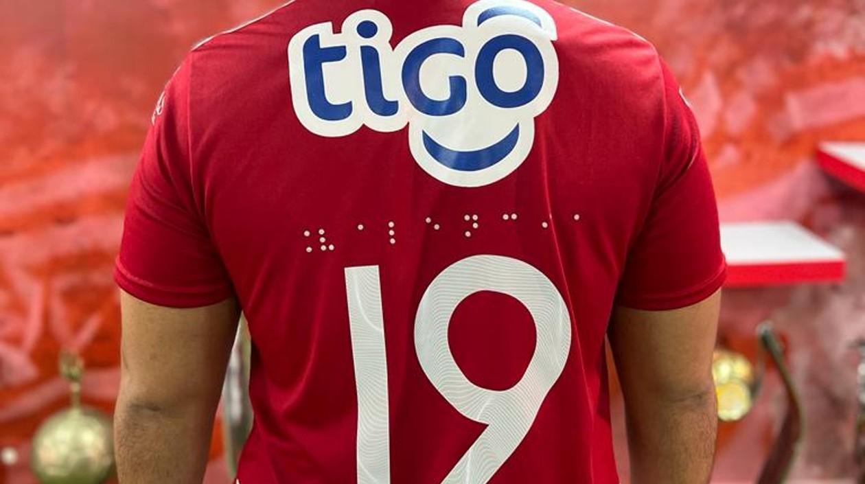 Camiseta de Junior con el lenguaje braille. 