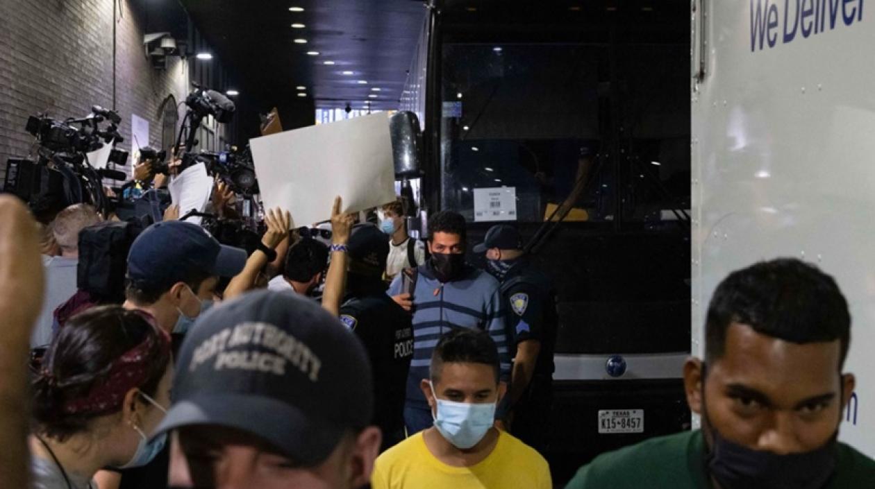 Inmigrantes de varias nacionalidades arribaron en 5 buses a Nueva York